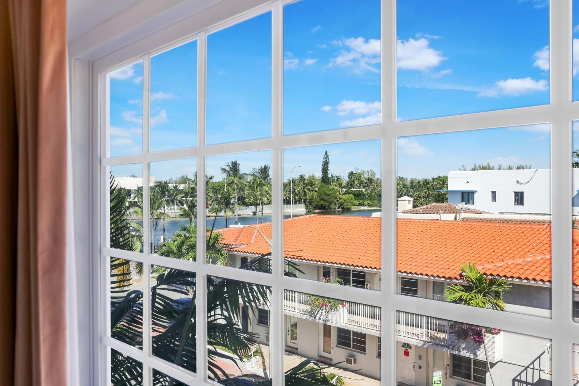 Ocean Spray Hotel Miami Beach Exterior photo